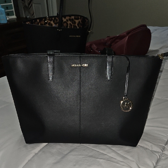 Michael Kors Handbags - Michael KORS Balck Purse